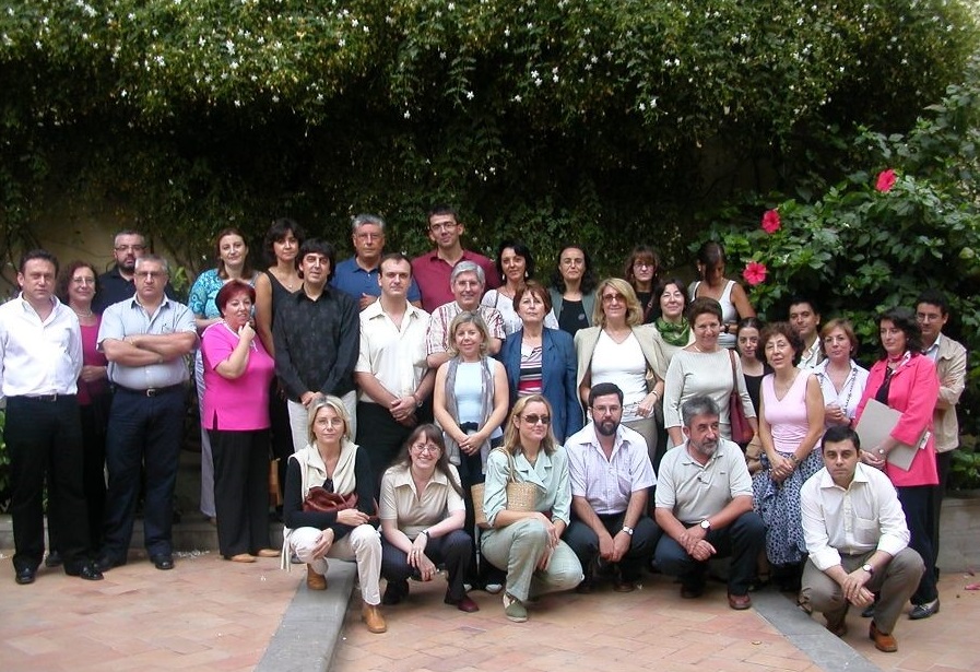 Figura 1. Foto de familia I Encuentro IBERCARTO (Sevilla, 2004) Figura 1. Foto de familia I Encuentro IBERCARTO (Sevilla, 2004)