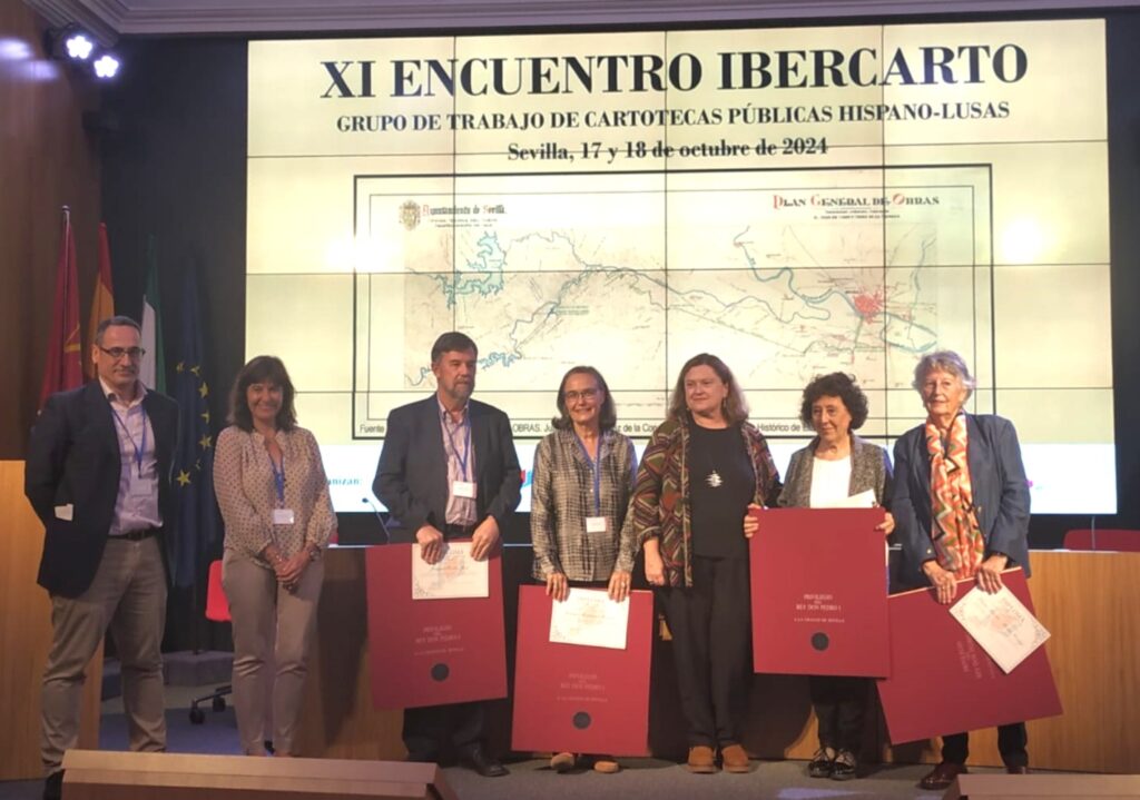 Figura 11. Nombramiento de Miembros de Honor. XI Encuentro IBERCARTO (Sevilla, 2024). Figura 11. Nombramiento de Miembros de Honor. XI Encuentro IBERCARTO (Sevilla, 2024).