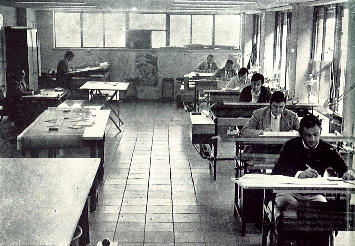 Figura 16. Sala multidisciplinar del departamento de Cartografía hacia 1975 en el centro de trabajo de Diego de Riaño. Fuente: Fototeca de EMASESA. Figura 16. Sala multidisciplinar del departamento de Cartografía hacia 1975 en el centro de trabajo de Diego de Riaño. Fuente: Fototeca de EMASESA.