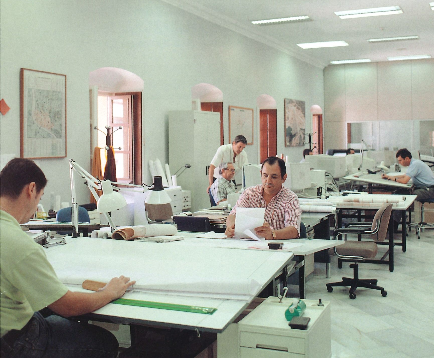 Figura 17. Sala multidisciplinar del departamento de Cartografía en 1997 en el centro de trabajo de Escuelas Pías. Combinación de métodos tradicionales e informáticos. Fuente: Fototeca de EMASESA. Figura 17. Sala multidisciplinar del departamento de Cartografía en 1997 en el centro de trabajo de Escuelas Pías. Combinación de métodos tradicionales e informáticos. Fuente: Fototeca de EMASESA.