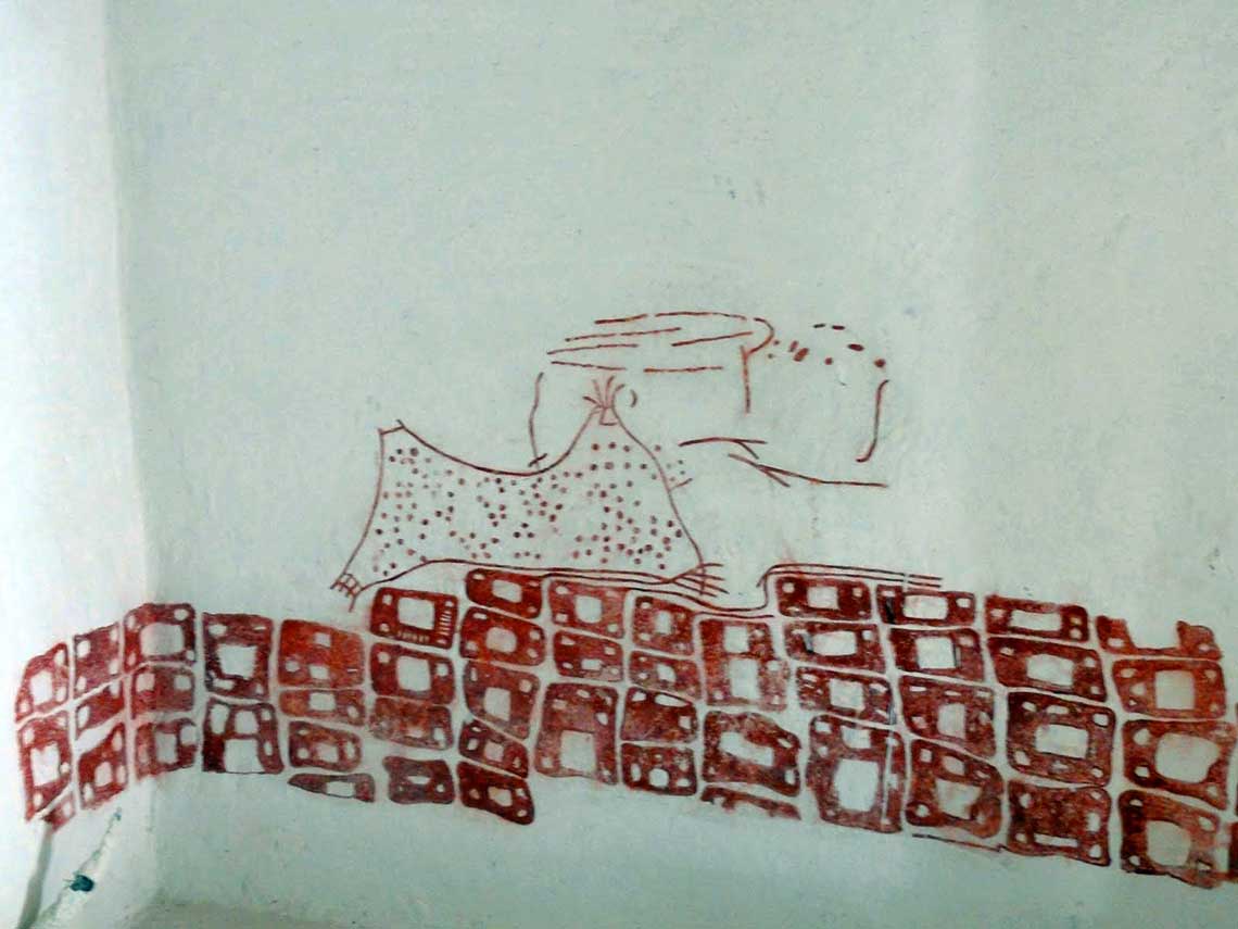 Figura 3. Casa reproducida en el propio sitio de Çatal Hüyuk, en la cual se ha imitado el mural completo del plano. Foto: Esther Núñez. Figura 3. Casa reproducida en el propio sitio de Çatal Hüyuk, en la cual se ha imitado el mural completo del plano. Foto: Esther Núñez.