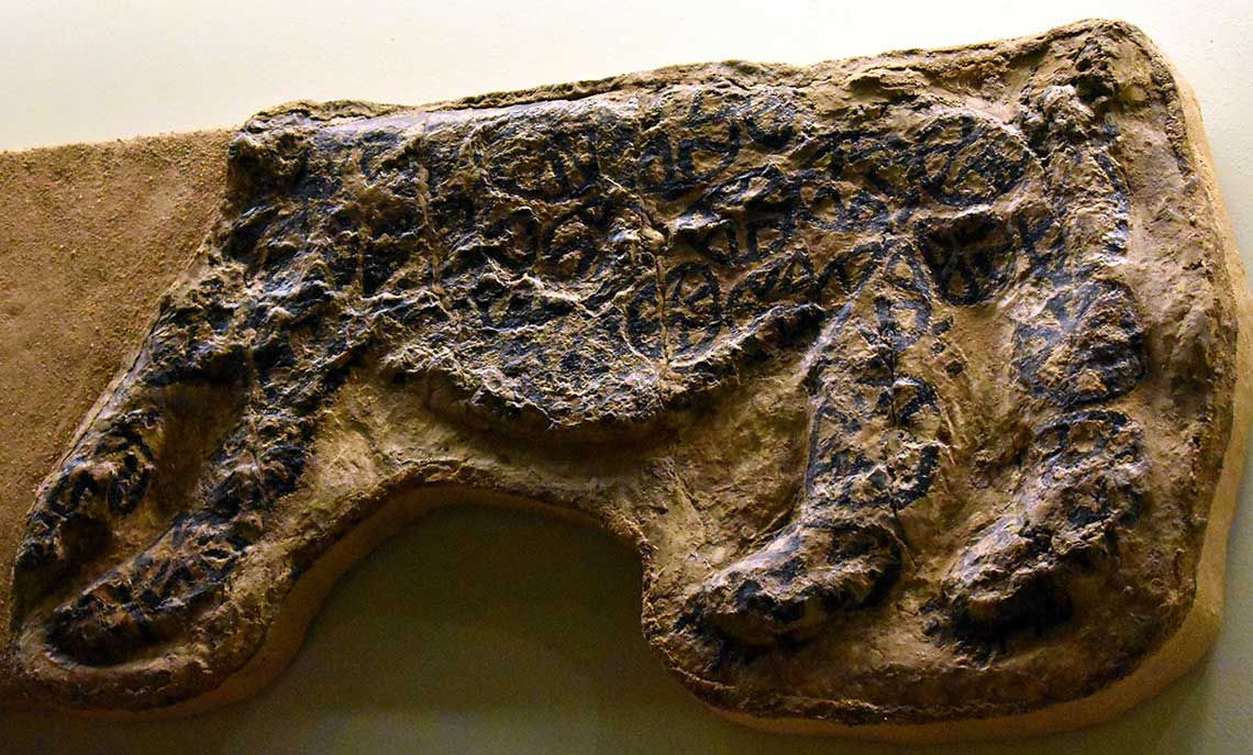 Figura 4. Leopardo realizado en estuco pintado, extraído de una casa de Çatal Hüyuk y expuesto en el Museo de las Civilizaciones de Anatolia de Ankara. Foto: Esther Núñez. Figura 4. Leopardo realizado en estuco pintado, extraído de una casa de Çatal Hüyuk y expuesto en el Museo de las Civilizaciones de Anatolia de Ankara. Foto: Esther Núñez.