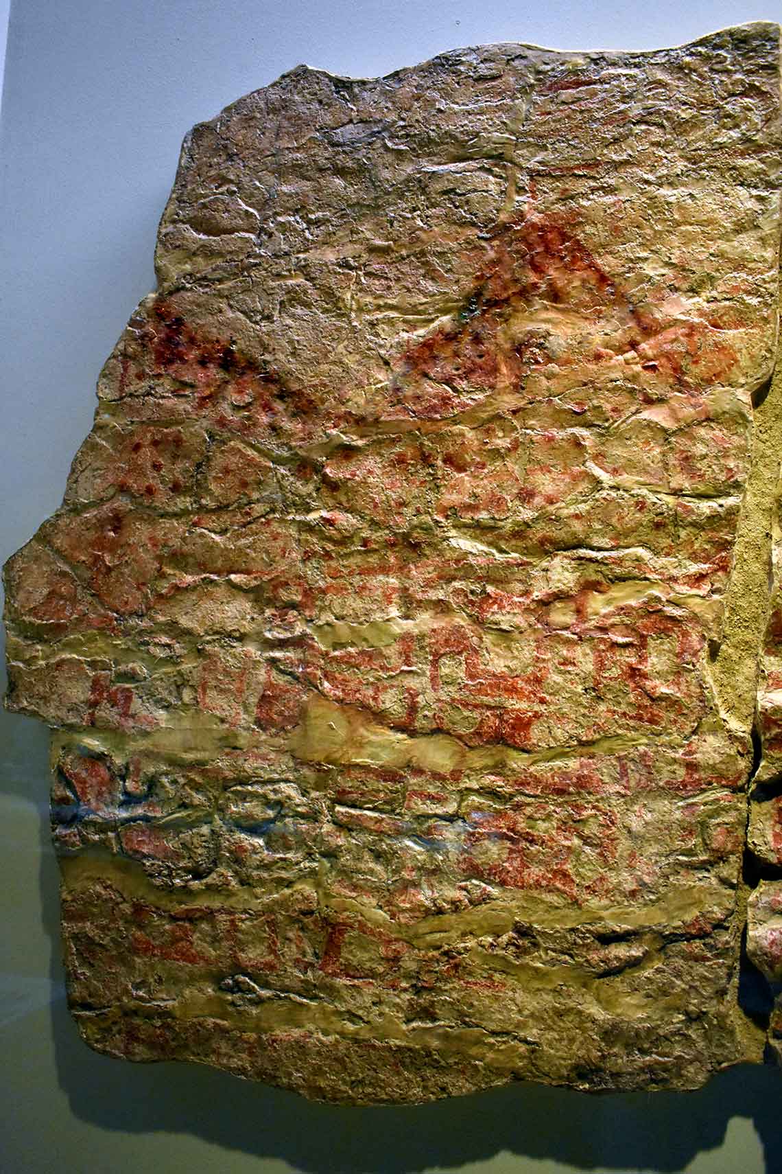 Figura 6. Fragmento del mural del plano de Çatal Hüyuk, tal como se encuentra actualmente, expuesto en el Museo de las Civilizaciones de Anatolia de Ankara. Foto: Esther Núñez. Figura 6. Fragmento del mural del plano de Çatal Hüyuk, tal como se encuentra actualmente, expuesto en el Museo de las Civilizaciones de Anatolia de Ankara. Foto: Esther Núñez.