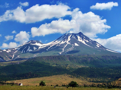 Figura 7. Aunque visto desde otra perspectiva a la reflejada en el plano de Çatal Huyuk, se aprecian claramente los dos conos del volcán Hasan Dagi. Foto: Turismo de Turquía. Figura 7. Aunque visto desde otra perspectiva a la reflejada en el plano de Çatal Huyuk, se aprecian claramente los dos conos del volcán Hasan Dagi. Foto: Turismo de Turquía.