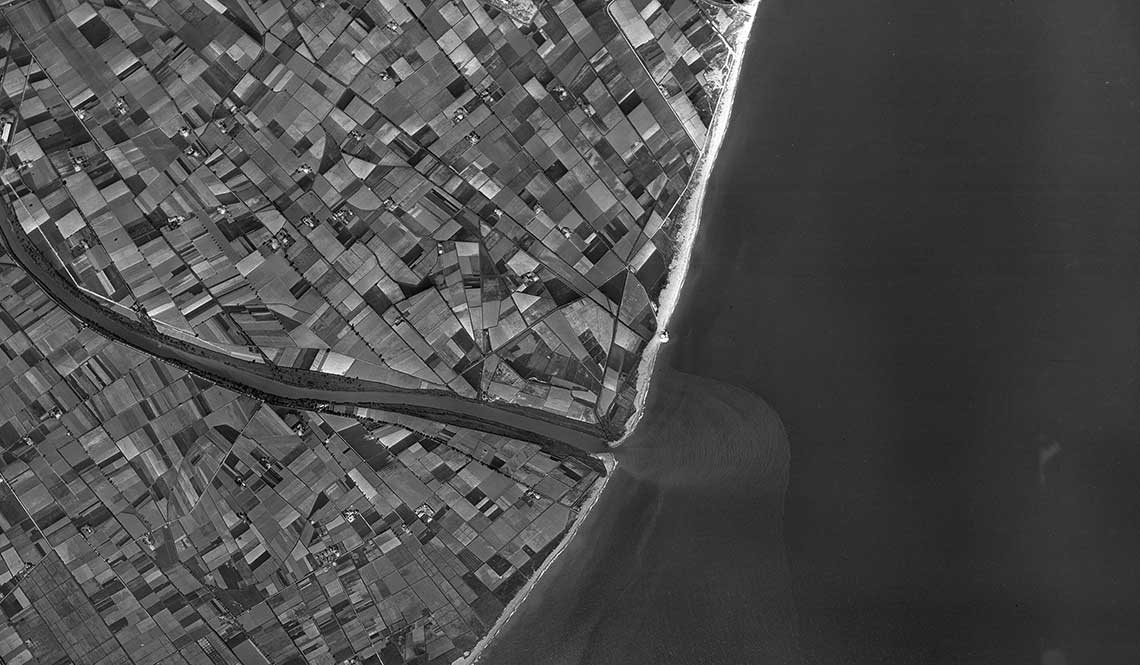 Figura 1. Detalle de un fotograma de 1956 del delta del río Llobregat. Figura 1. Detalle de un fotograma de 1956 del delta del río Llobregat.