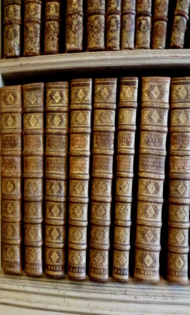 Imagem 2. Pormenor Estante Relativa a Biblias