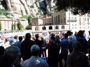 grup de persones d'esquena mirant el monestir de montserrat